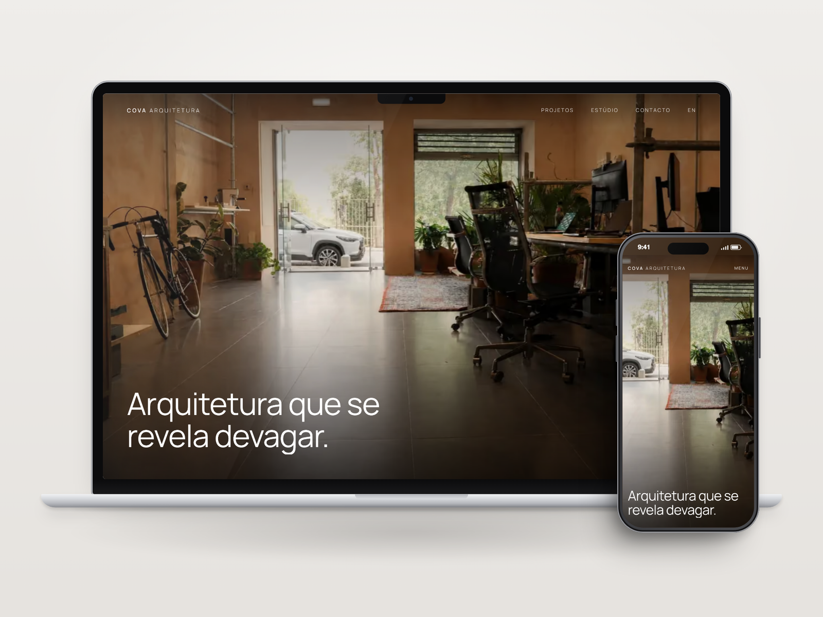 Site da Cova Arquitetura num MacBook e num iPhone, com capturas reais das versões para computador e telemóvel, projeto desenvolvido pela Web Arts